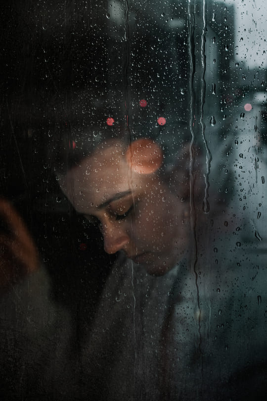 frederike-portrait-rainy-window